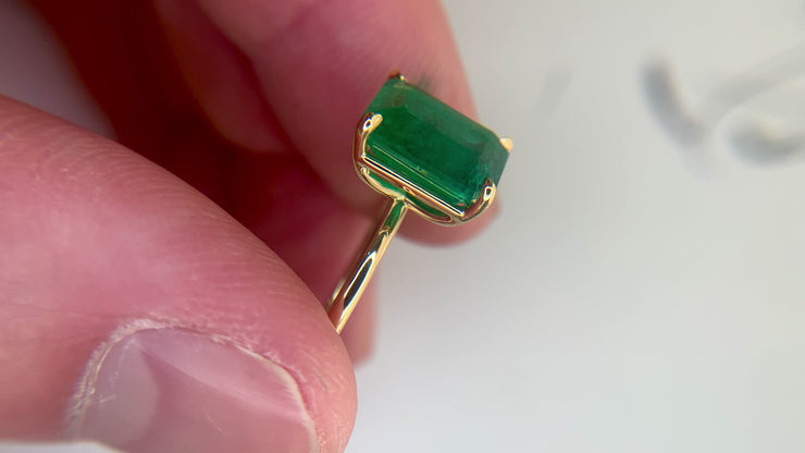 Video of 4 carat emerald engagement ring set in yellow gold with thin band