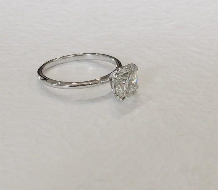 Video Bailey is an elegant diamond solitaire with distinctive touches
